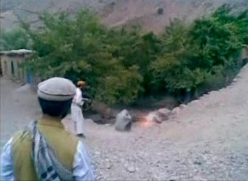 Σοκ από την εκτέλεση γυναίκας στο Αφγανιστάν (βίντεο) - Media