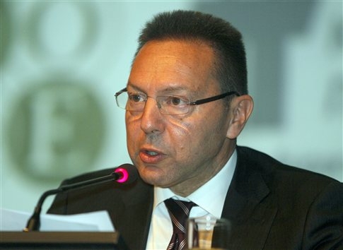 Κουρεύουν μισθούς και συντάξεις για να μας σώσουν - Media