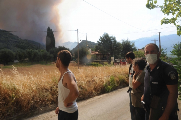 Μαίνεται η πυρκαγιά στην Αχαΐα, τραυματίστηκαν τρεις πυροσβέστες  - Media