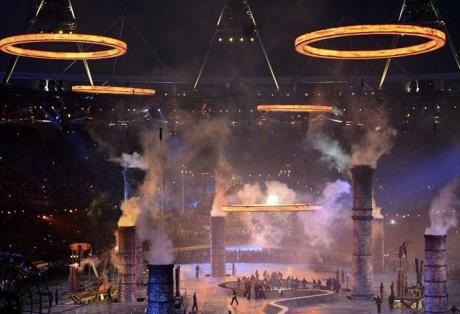Η μουσική έκλεψε την παράσταση - Media