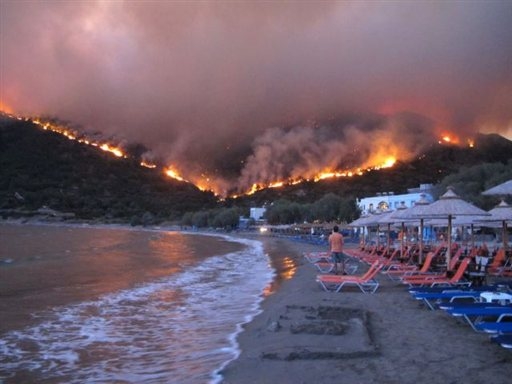 Συνεχίζει το καταστροφικό της έργο η πυρκαγιά στη Χίο - Media