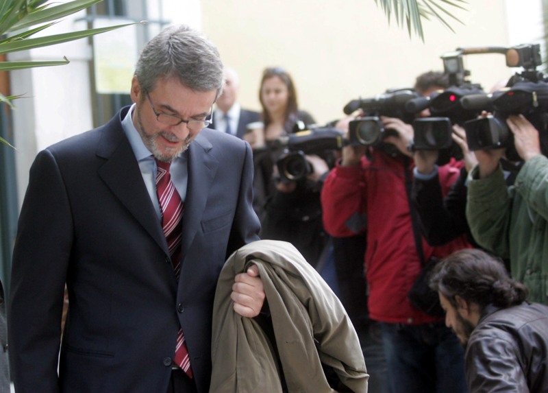 Διεθνή εντάλματα σύλληψης για Χριστοφοράκο και Καραβέλα - Media