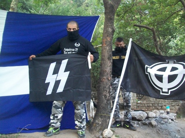 Ναζιστικοί χαιρετισμοί, SS και όπλα στην έκθεση για τη Χρυσή Αυγή (photos) - Media