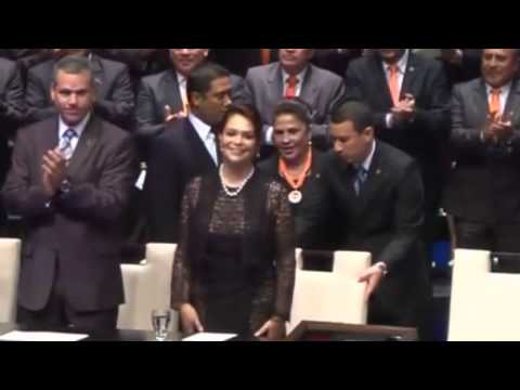 Έριξαν αλεύρι στην αντιπρόεδρο της Γουατεμάλας (Video) - Media