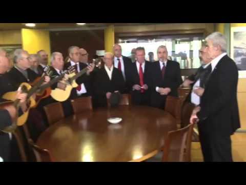 Τραγούδησαν το μπάρμπα Γιάννη – κανατά στον Γιάννη Μπουτάρη (Video) - Media