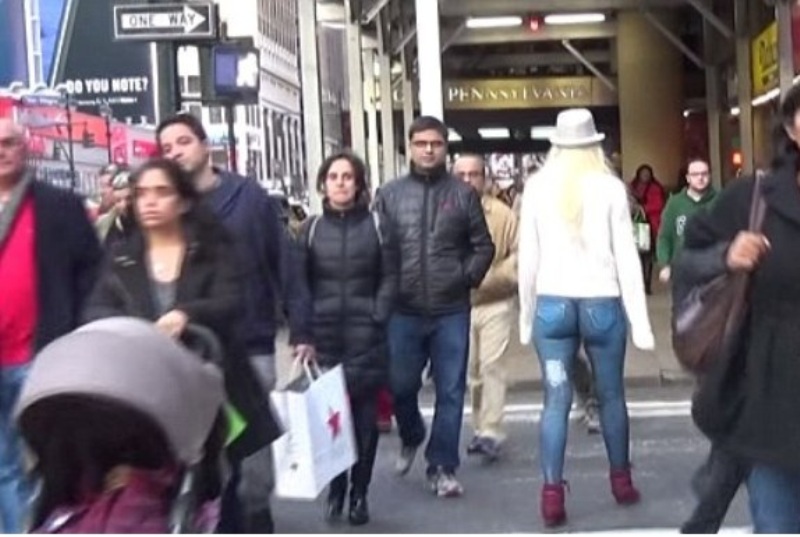 Τι συμβαίνει όταν μια κοπέλα κυκλοφορεί χωρίς παντελόνι στη Νέα Υόρκη (Video) - Media