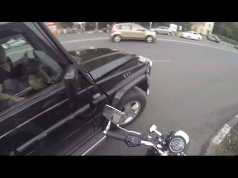Μυστηριώδης μοτοσυκλετιστής τιμωρεί τους βρωμιάρηδες οδηγούς στη Μόσχα (Video) - Media