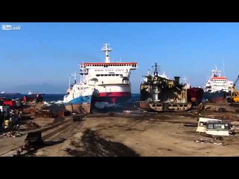 Στη στεριά «καρφώθηκε» πλοίο που έμπαινε σε λιμάνι της Τουρκίας - Media