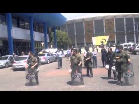 Ένταση μεταξύ διαδηλωτών και ΜΑΤ στην ομιλία του Βενιζέλου στη ΔΕΘ (Video) - Media