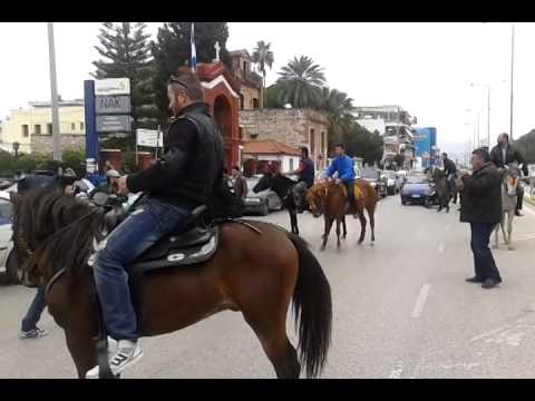 Απέκλεισαν με άλογα την εφορία Πάτρας (Video) - Media