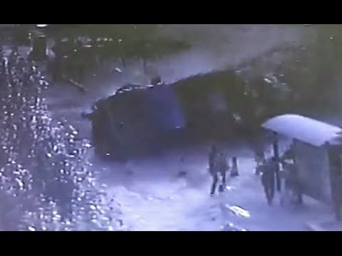 Φορτηγό έπεσε πάνω σε στάση λεωφορείου - Οκτώ νεκροί (Video) - Media