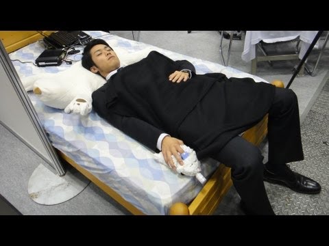 Το μαξιλάρι που ρίχνει σφαλιάρες σε όσους ροχαλίζουν (video) - Media