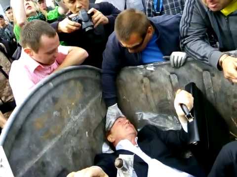 Πέταξαν στα σκουπίδια Ουκρανό βουλευτή (Video) - Media