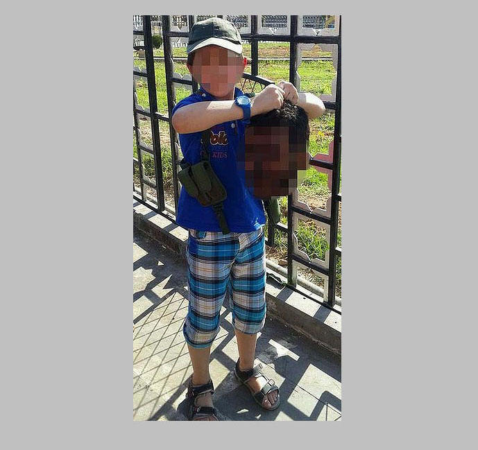 7χρονος φωτογραφίζεται κρατώντας κομμένο κεφάλι - Media