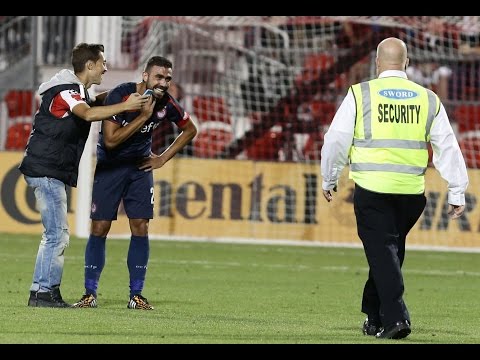 Έκανε «ντου» στο γήπεδο για να βγάλει selfie με τον Μανιάτη(Video)
 - Media