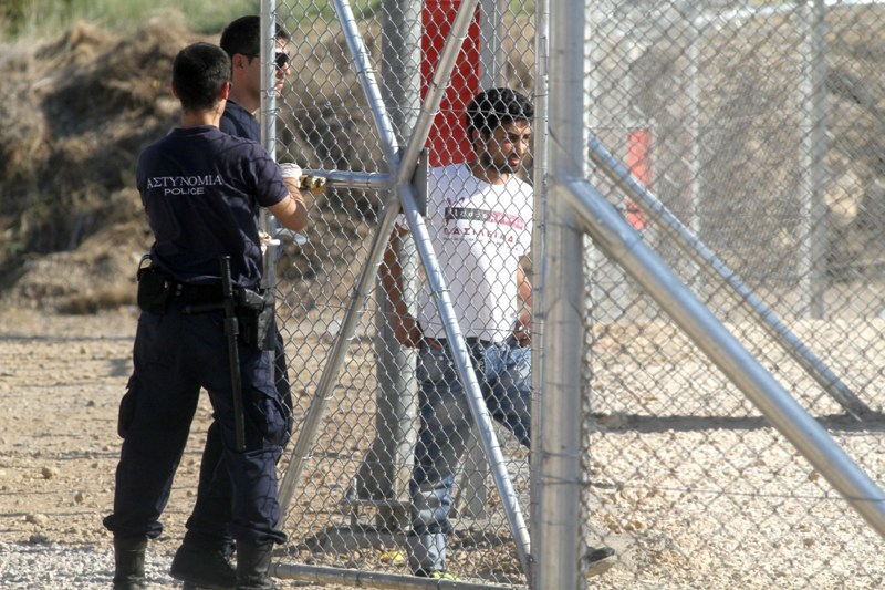 Καταγγελίες για βασανισμούς στα κέντρα κράτησης μεταναστών - Media