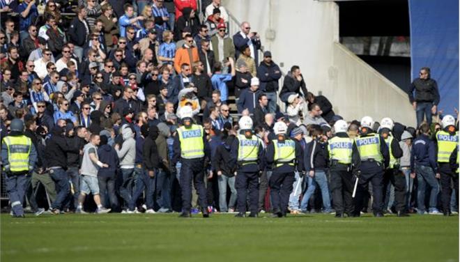 Νεκρός φίλαθλος μετά από συγκρούσεις οπαδών στη Σουηδία - Media
