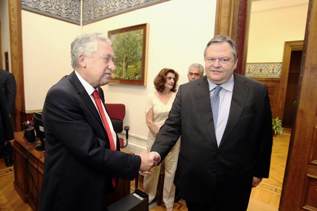 «Δείχνουν τα δόντια τους» αλλά δεν ρίχνουν την κυβέρνηση - Media