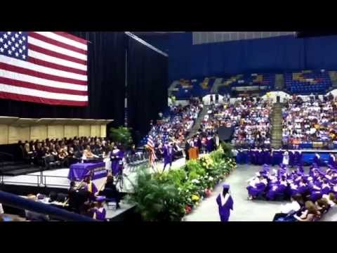 Τα πέταξε όλα στην τελετή αποφοίτησης (Video) - Media