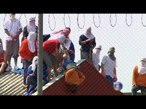 Βραζιλία: Πετούν από τη στέγη σωφρονιστικούς υπαλλήλους (Video) - Media