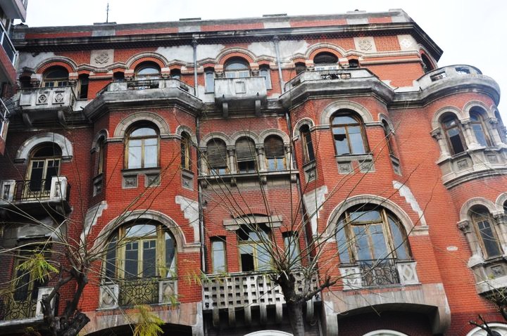 Το «κόκκινο σπίτι» γίνεται… ασπρόμαυρο - Media