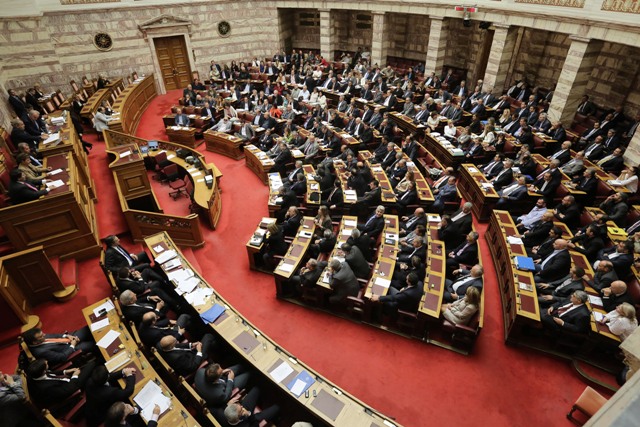 Βγήκαν τα \"μαχαίρια\" και πάλι στη Βουλή - Media