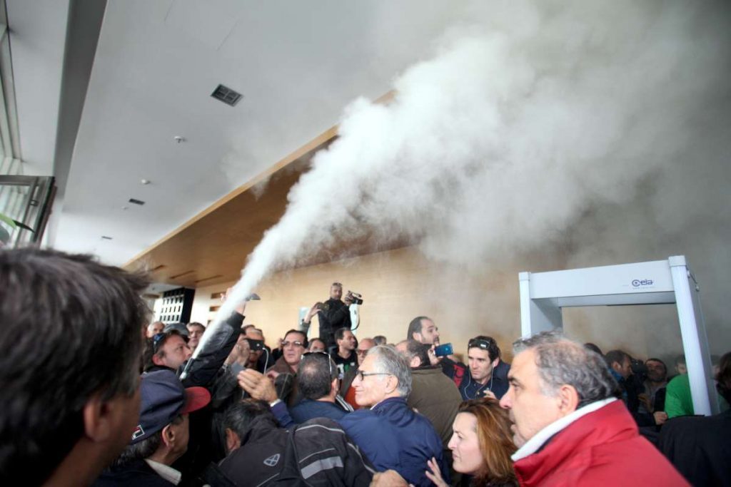 Ομολογιούχοι μπήκαν στα γραφεία της ΝΔ - Media