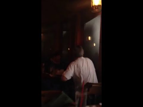 Κύμα «καταπίνει» εστιατόριο (Video) - Media