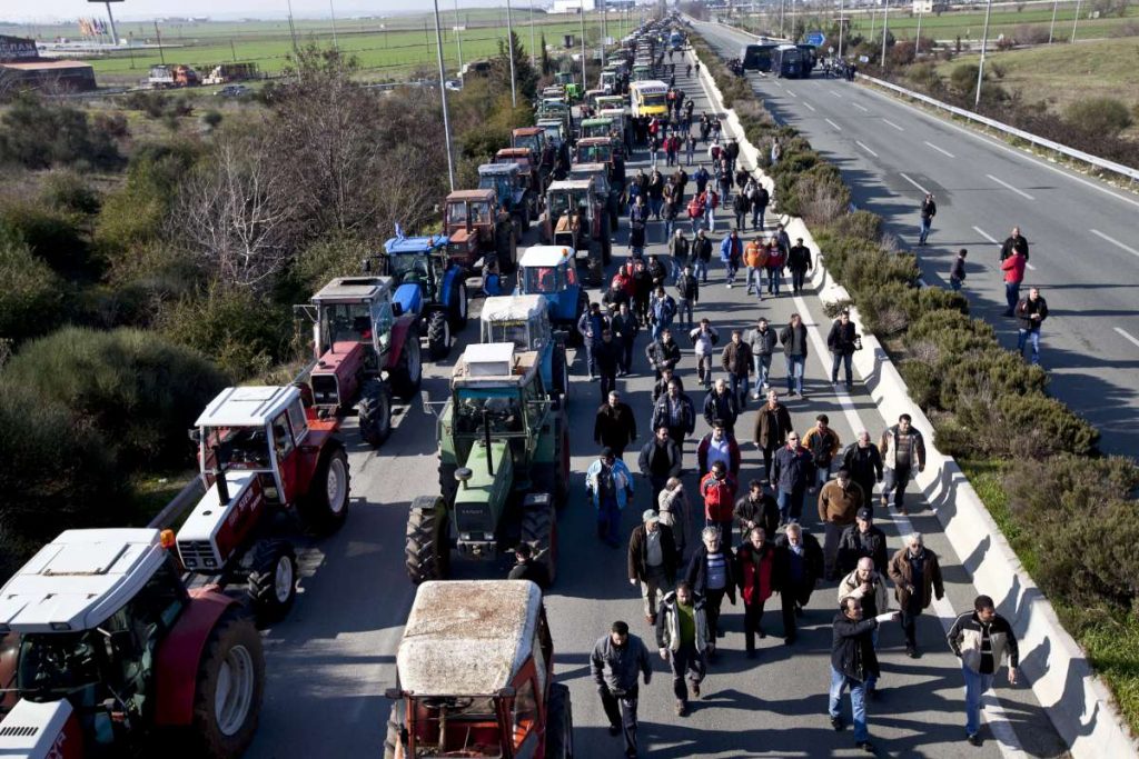 Λάρισα: Αστυνομία και ΜΑΤ «σταμάτησαν» το κομβόι των αγροτών - Media