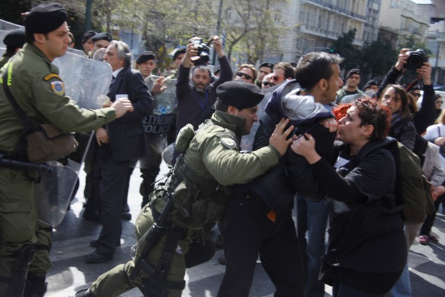 Ένταση με μία προσαγωγή στο Σύνταγμα - Media