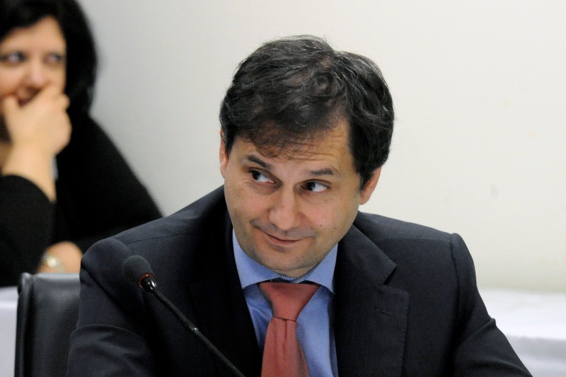 Διαψεύδει τις ηλεκτρονικές κατασχέσεις μικροκαταθετών ο Θεοχάρης - Media