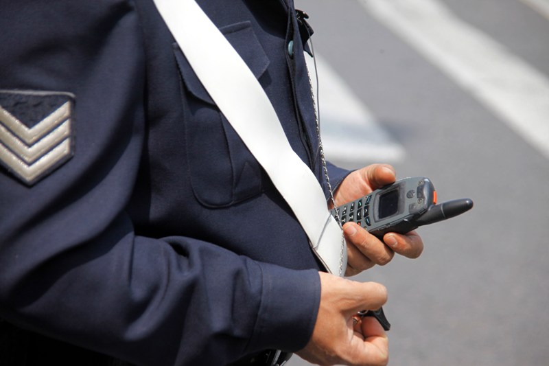 Αρχιφύλακας έπαιρνε μίζα για να «σβήνει» κλήσεις - Media