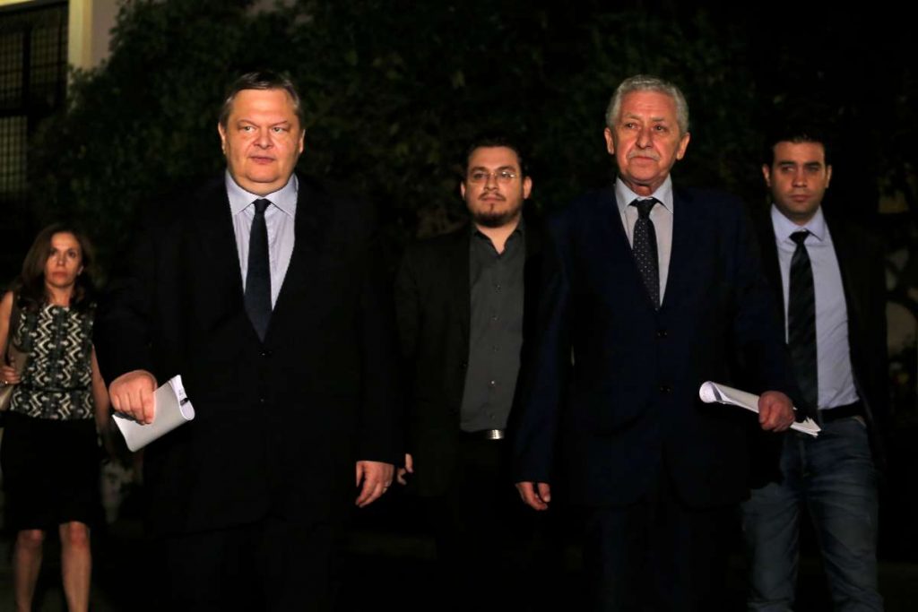 Το \"μασάζ\" στους βουλευτές ΠΑΣΟΚ-ΔΗΜΑΡ - Media