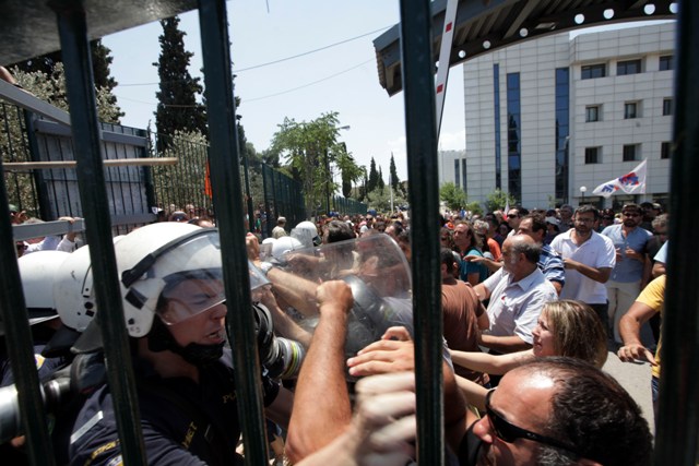 Ένταση και χημικά στο υπ. Παιδείας - Media