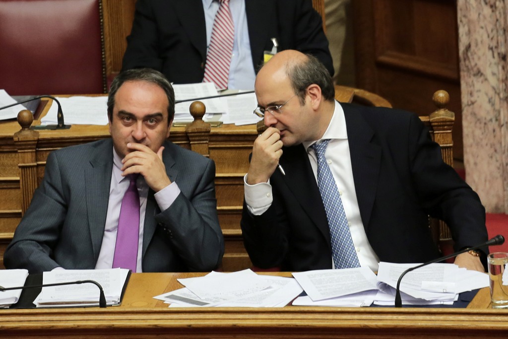 Χειρόγραφη τροπολογία επιτρέπει το άνοιγμα τις Κυριακές και σε καταστήματα franchise - Media