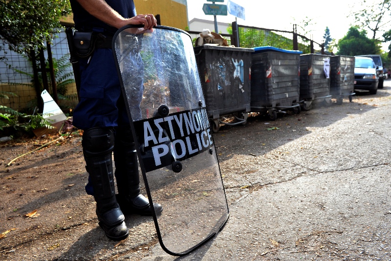 Σε διαθεσιμότητα ο φρουρός του χρυσαυγίτη βουλευτή Ευ. Μπούκουρα - Media