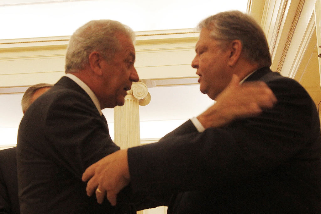 Αντιπαράθεση Κυβέρνησης - ΣΥΡΙΖΑ για τη Συρία - Media