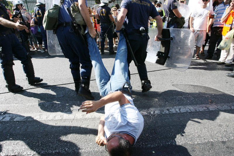 Kαρέ - καρέ ο ξυλοδαρμός πολίτη από αστυνομικούς (VIDEO) - Media
