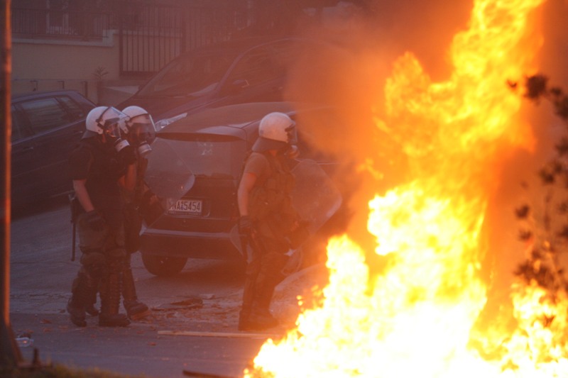 Επεισόδια στην αντιφασιστική συγκέντρωση στο Κερατσίνι (Video) - Media