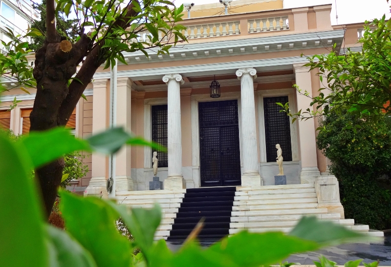 Πλειστηριασμοί και απολύσεις τα προβλήματα για την κυβέρνηση - Media