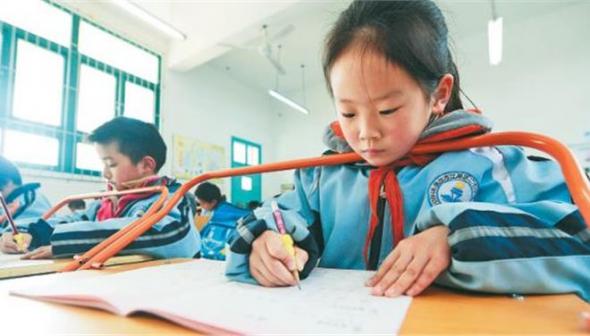 Έβαλαν κάγκελα στα σχολικά θρανία - Media