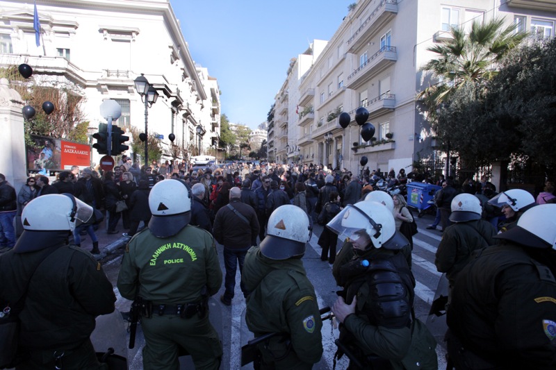 Ένταση και χημικά στη συγκέντρωση των σχολικών φυλάκων - Media