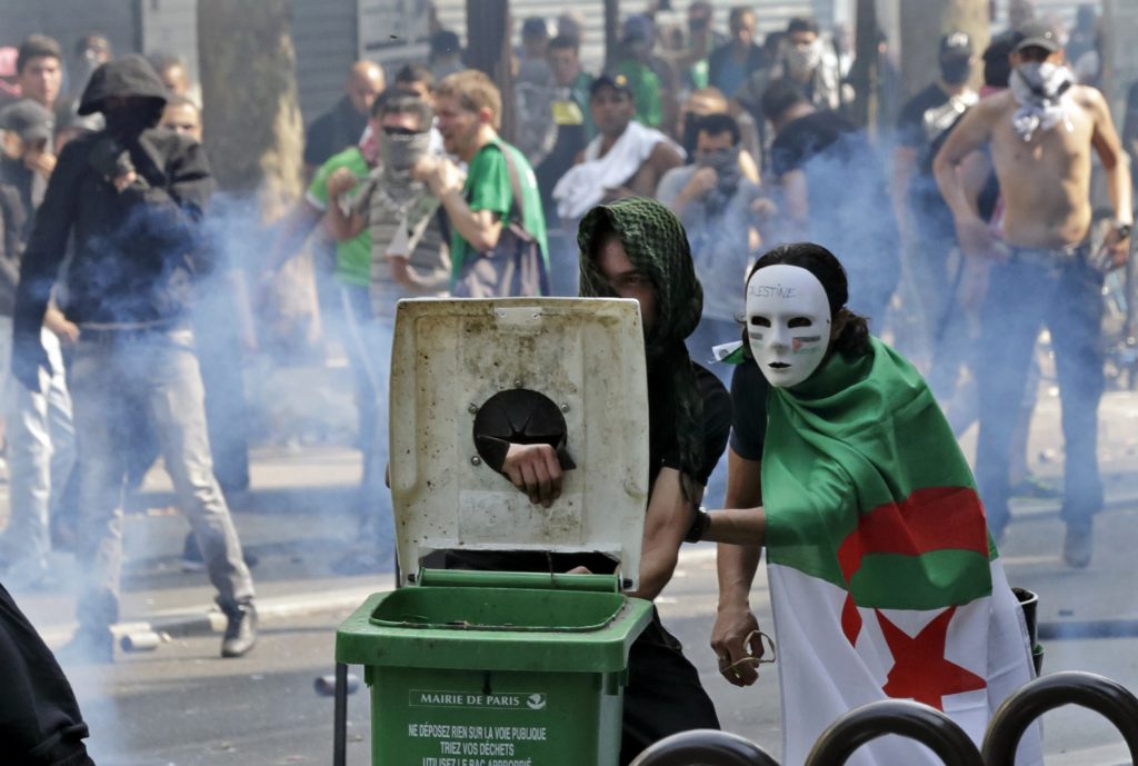 Χημικά και ξύλο στο Παρίσι στις διαδηλώσεις υπέρ των Παλαιστινίων (Photos) - Media