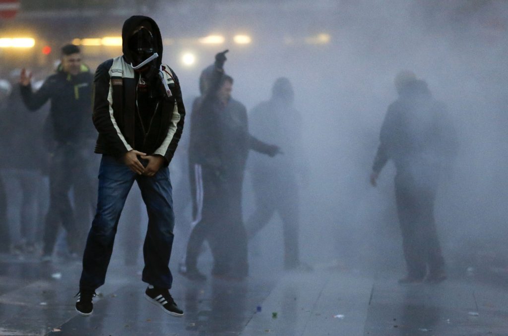 Γερμανία: Σαράντα τέσσερις αστυνομικοί τραυματίες σε συγκρούσεις με ακροδεξιούς χούλιγκαν - Media