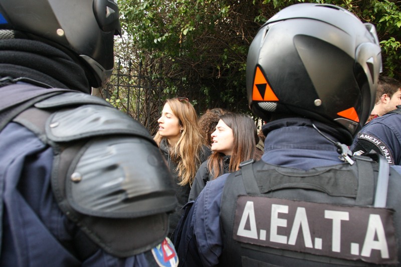 Επίθεση της ομάδας ΔΕΛΤΑ σε διαδηλωτές έξω από το γραφείο του υπουργού Ναυτιλίας (Video) - Media