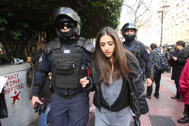 Ελεύθεροι πλην ενός για τη διαμαρτυρία στο υπ. Ναυτιλίας (Video) - Media