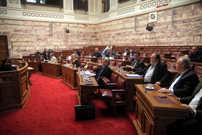 Κόντρα Μητσοτάκη - Μητρόπουλου στη Βουλή για τους συμβασιούχους - Media