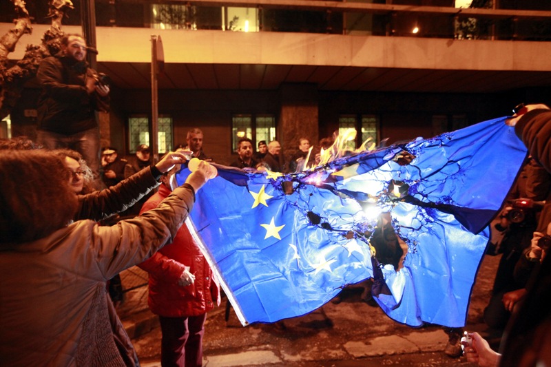 Μέλη του ΠΑΜΕ καίνε σημαία της Ε.Ε. (Video) - Media