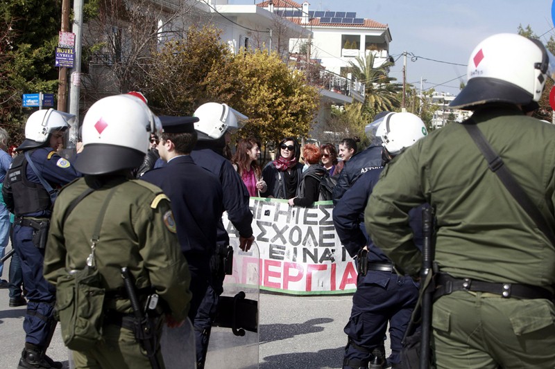Ένταση στην συγκέντρωση των εκπαιδευτικών έξω από το υπ. Παιδείας - Media