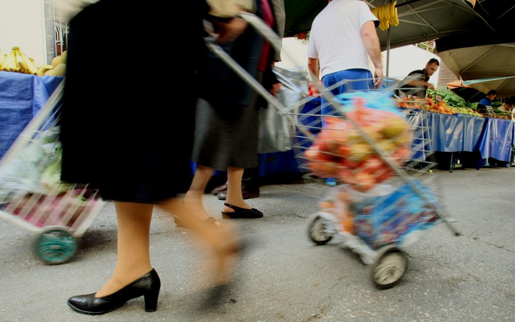 ΕΛΣΤΑΤ: Καταρρέουν τα ελληνικά νοικοκυριά - Media